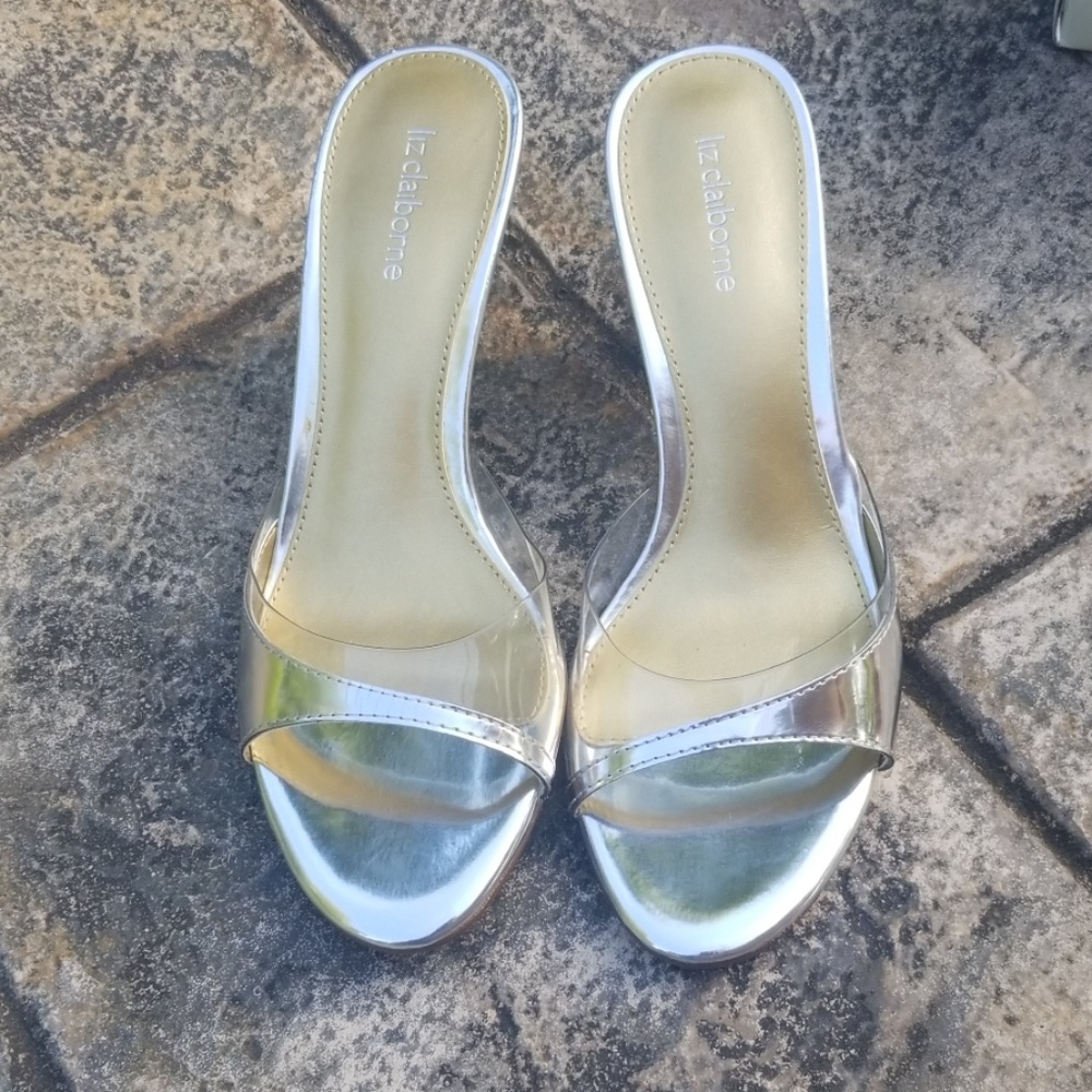 BNIB LIZ CLAIBORNE SILVER & ACRYLIC KITTEN HEELS